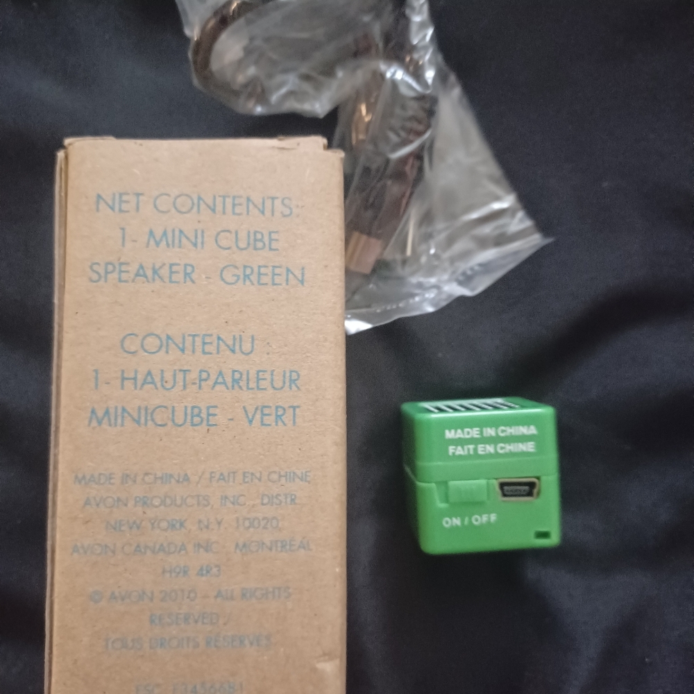 GREEN NWOT MINI SPEAKER CUBE HAS ADAPTABLE PLUG